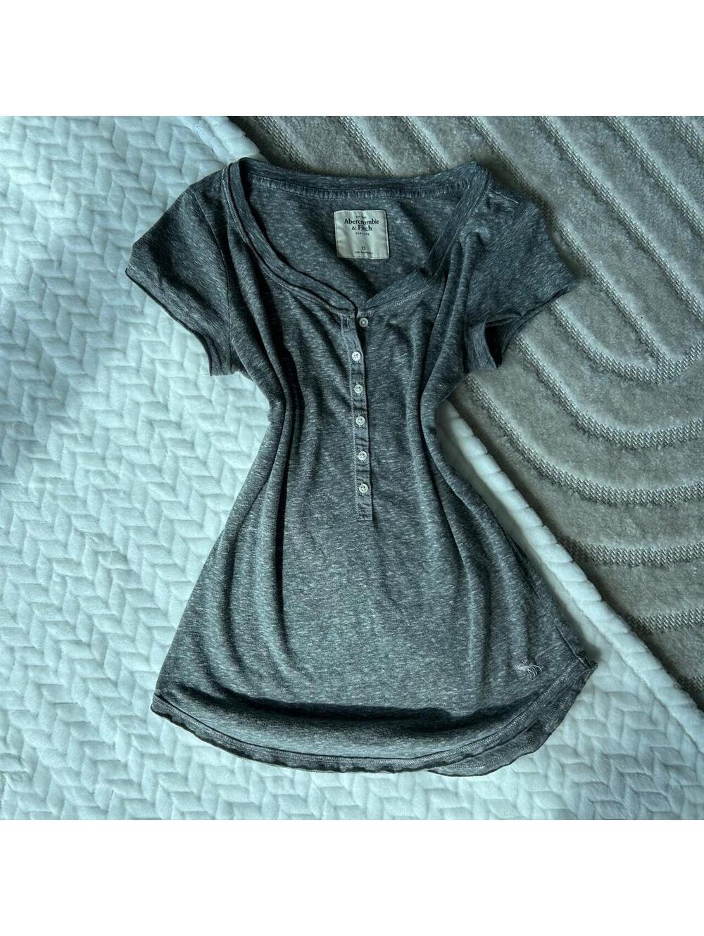 Gray Abercrombie & Fitch button up shirt in XS #preppy #basics